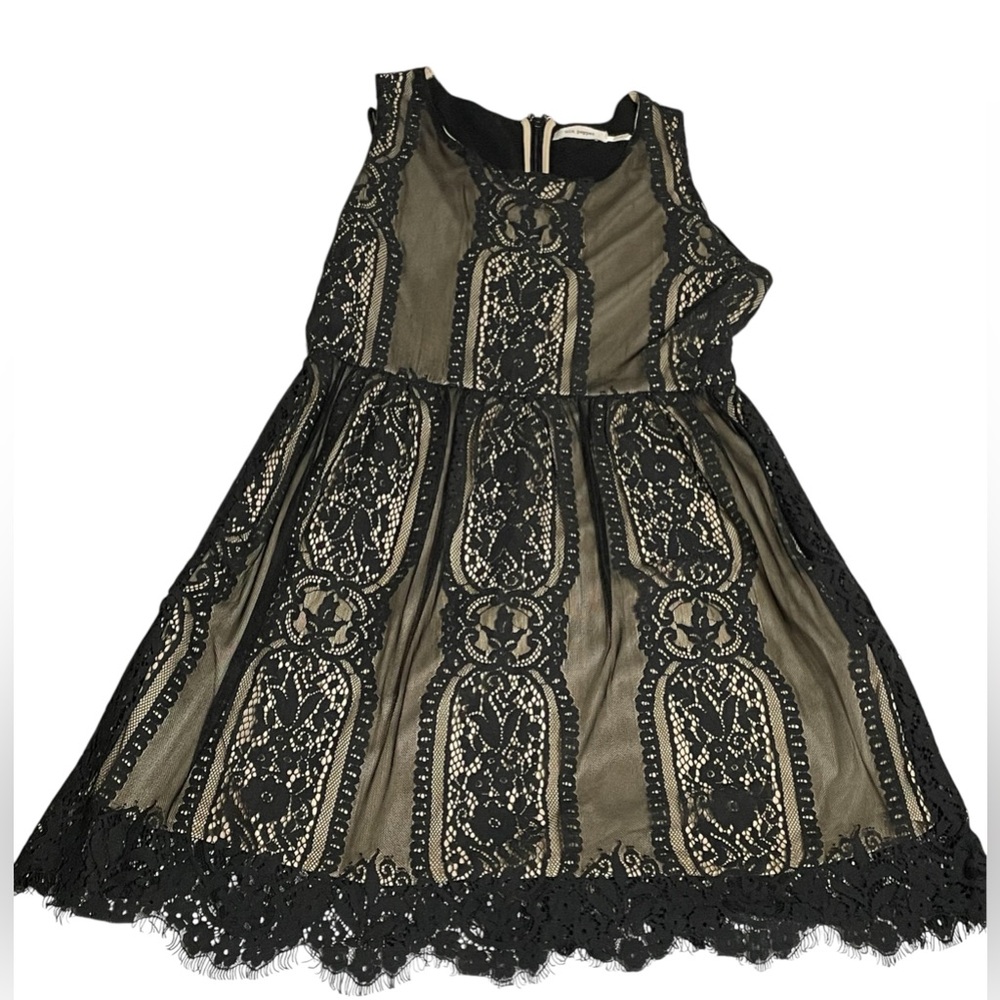 Black lace dress with nude‎ lining